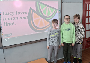 Uczniowie bawiący się łamańcami językowymi.