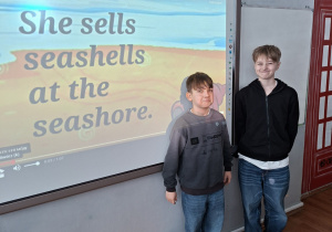 Uczniowie bawiący się łamańcami językowymi.