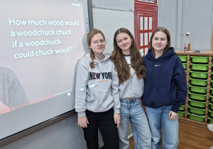 Uczniowie bawiący się łamańcami językowymi.