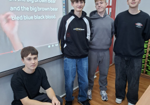 Uczniowie bawiący się łamańcami językowymi.