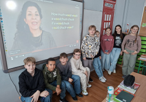 Uczniowie bawiący się łamańcami językowymi.