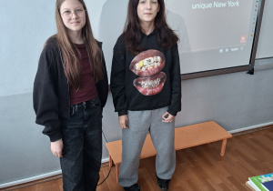 Uczniowie bawiący się łamańcami językowymi.