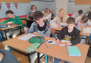 Uczniowie bawiący się łamańcami językowymi.