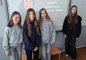 Uczniowie bawiący się łamańcami językowymi.