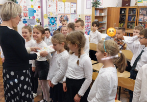 Pasowanie na czytelników biblioteki szkolnej.