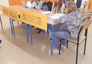 Uczniowie prezentujący prace uczniów w ramach Międzyszkolnego Konkursu Stop Agresji i Przemocy.