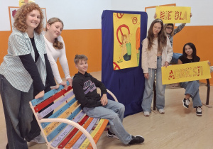 Uczniowie prezentujący prace uczniów w ramach Międzyszkolnego Konkursu Stop Agresji i Przemocy.