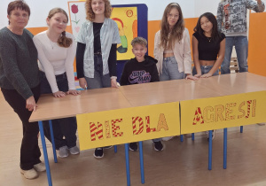 Uczniowie prezentujący prace uczniów w ramach Międzyszkolnego Konkursu Stop Agresji i Przemocy.