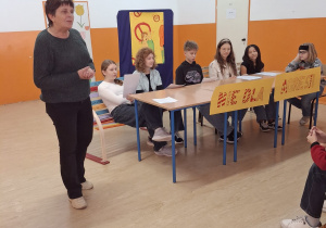 Uczniowie prezentujący prace uczniów w ramach Międzyszkolnego Konkursu Stop Agresji i Przemocy.