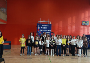 Chór S.P.nr 6 wykonujący piosenkę z okazji Dnia Życzliwości.