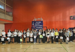 Uczestnicy I Festiwalu Piosenki Patriotycznej im. Szarych Szeregów.