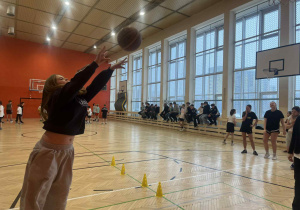 Szkolny konkurs rzutów do kosza.