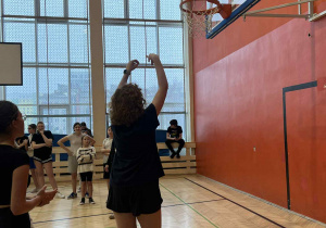 Szkolny konkurs rzutów do kosza.