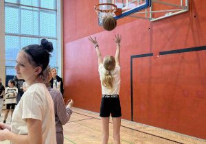 Szkolny konkurs rzutów do kosza.