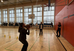 Szkolny konkurs rzutów do kosza.