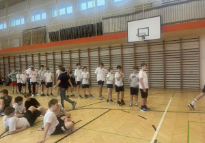 Szkolny konkurs rzutów do kosza.