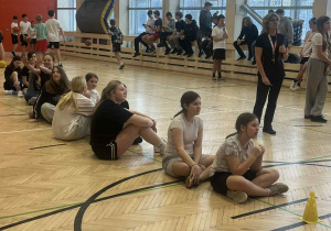 Szkolny konkurs rzutów do kosza.