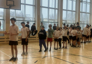 Szkolny konkurs rzutów do kosza.