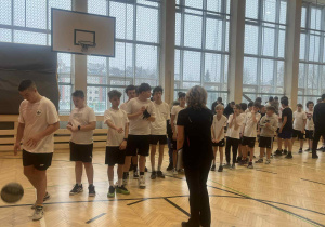 Szkolny konkurs rzutów do kosza.