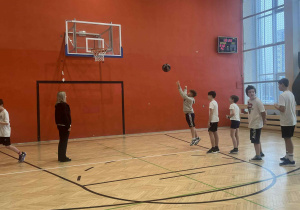 Szkolny konkurs rzutów do kosza.