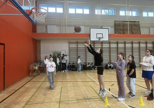 Szkolny konkurs rzutów do kosza.
