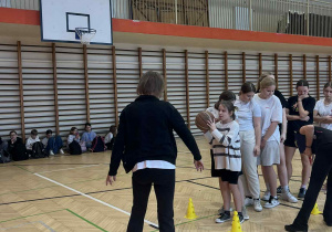 Szkolny konkurs rzutów do kosza.
