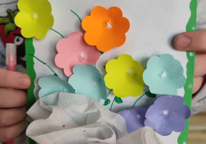 Prace plastyczne wykonane przez dzieci z okazji Dnia Babci i Dziadka.