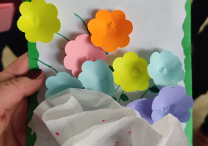 Prace plastyczne wykonane przez dzieci z okazji Dnia Babci i Dziadka.