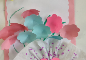 Prace plastyczne wykonane przez dzieci z okazji Dnia Babci i Dziadka.