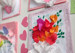 Prace plastyczne wykonane przez dzieci z okazji Dnia Babci i Dziadka.