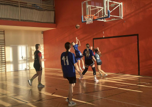 Reprezentacja naszej szkoły w koszykówce w walce o finał.