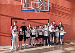 Lekcja wychowania fizycznego prowadzona przez zawodników Łódzkiego Klubu Sportowego.