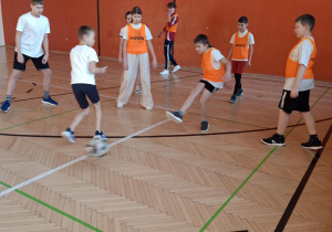 Lekcja wychowania fizycznego prowadzona przez zawodników Łódzkiego Klubu Sportowego.