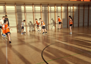 Lekcja wychowania fizycznego prowadzona przez zawodników Łódzkiego Klubu Sportowego.