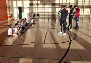 Lekcja wychowania fizycznego prowadzona przez zawodników Łódzkiego Klubu Sportowego.