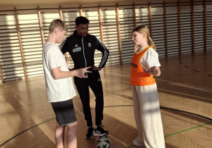 Lekcja wychowania fizycznego prowadzona przez zawodników Łódzkiego Klubu Sportowego.