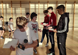 Lekcja wychowania fizycznego prowadzona przez zawodników Łódzkiego Klubu Sportowego.