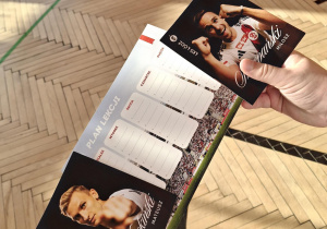 Lekcja wychowania fizycznego prowadzona przez zawodników Łódzkiego Klubu Sportowego.