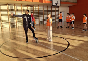 Lekcja wychowania fizycznego prowadzona przez zawodników Łódzkiego Klubu Sportowego.