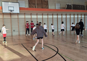 Lekcja wychowania fizycznego prowadzona przez zawodników Łódzkiego Klubu Sportowego.