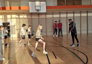 Lekcja wychowania fizycznego prowadzona przez zawodników Łódzkiego Klubu Sportowego.