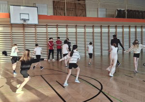 Lekcja wychowania fizycznego prowadzona przez zawodników Łódzkiego Klubu Sportowego.