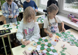 Warsztaty plastyczne prowadzone przez nauczycieli świetlicy szkolnej.