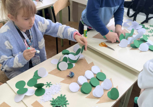 Warsztaty plastyczne prowadzone przez nauczycieli świetlicy szkolnej.