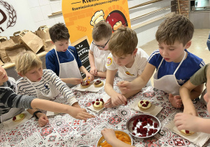 Uczniowie klasy 2b w Piekarni Tradycyjnej Klementowski.