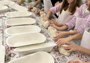 Uczniowie klasy 2b w Piekarni Tradycyjnej Klementowski.