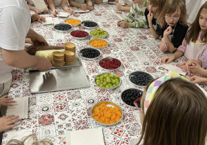Uczniowie klasy 2b w Piekarni Tradycyjnej Klementowski.