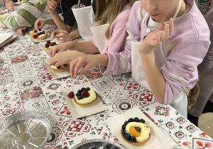 Uczniowie klasy 2b w Piekarni Tradycyjnej Klementowski.