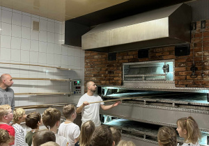 Uczniowie klasy 2b w Piekarni Tradycyjnej Klementowski.