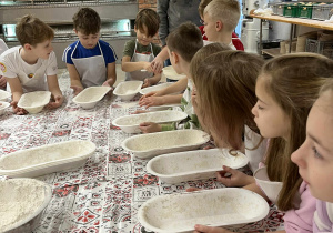 Uczniowie klasy 2b w Piekarni Tradycyjnej Klementowski.